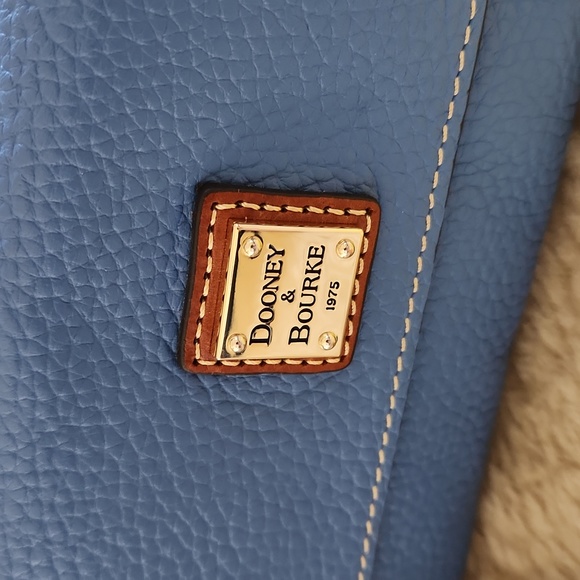Gorgeous NWT Dooney & Bourke Blue Pebbled Leather Flap Over Wristlet 💙 - Picture 3 of 15